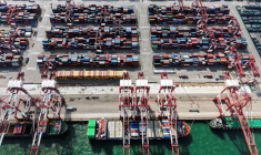 Des navires et des conteneurs dans le port de Qingdao