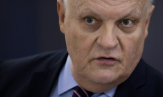 Le président de l'Union populaire républicaine (UPR), François Asselineau, le 19 octobre 2021 à Paris ( AFP / Julien DE ROSA )