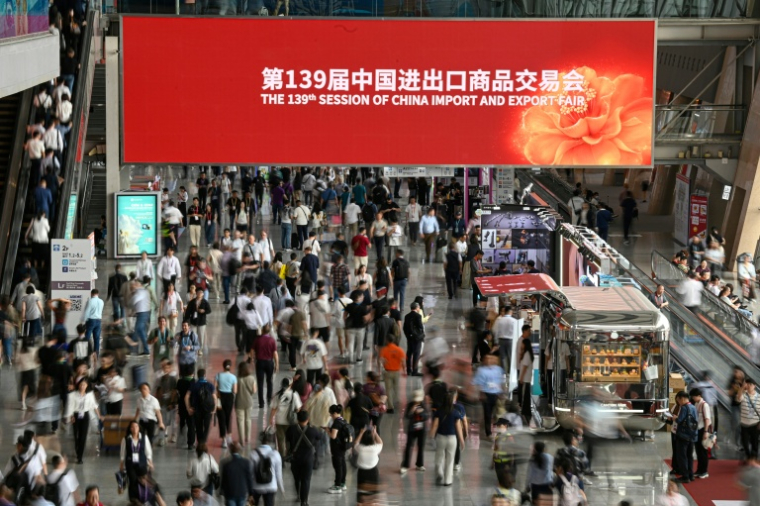 Le public venu visiter la Foire de Canton, en Chine, le 15 avril 2026 ( AFP / Jade GAO )