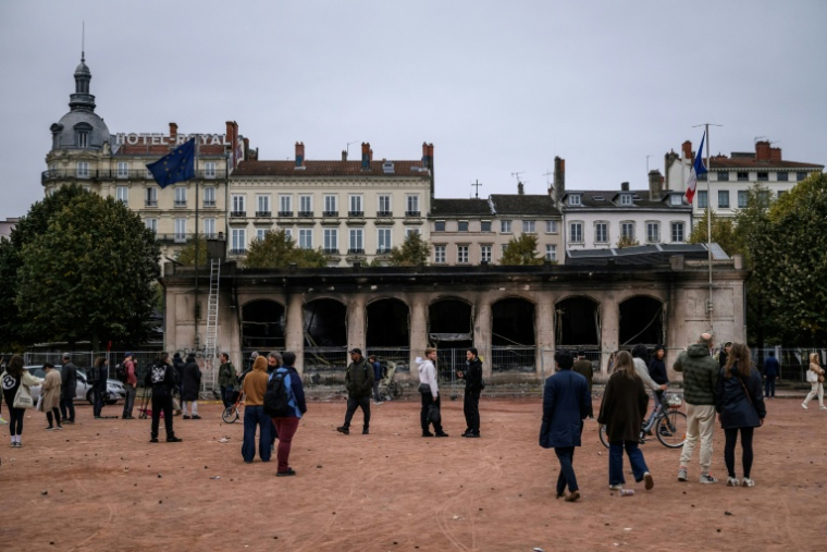 L'antenne de l'Office de tourisme de Lyon piillé et incendié la veille lors d'une manifestation contre la vie chère, le 18 octobre 2026 ( AFP / Jeff PACHOUD )