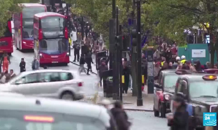 Covid-19 au Royaume-Uni : Boris Johnson dévoile une stratégie pour "vivre avec le virus"