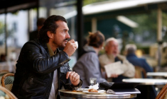LES PARISIENS PROFITENT À NOUVEAU DES CAFÉS ET CROISSANTS EN TERRASSE