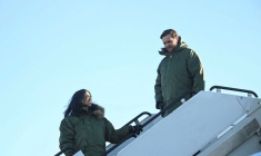 Le vice-président américain J.D. Vance et la seconde dame Usha Vance arrivent à la base spatiale américaine de Pituffik, au Groenland