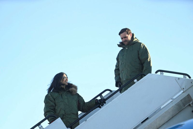 Le vice-président américain J.D. Vance et la seconde dame Usha Vance arrivent à la base spatiale américaine de Pituffik, au Groenland