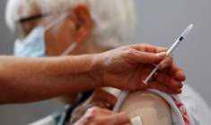 LES PLUS DE 65 ANS AURONT SIX MOIS ET CINQ SEMAINES POUR UN RAPPEL, DIT ATTAL