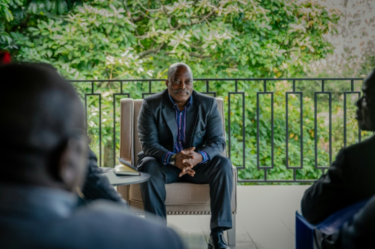 L'ancien président de la RDC, Joseph Kabila, lors d'une rencontre avec des dirigeants de diverses confessions religieuses dans l'une de ses résidences à Goma, le 29 mai 2025 ( AFP / Jospin Mwisha )