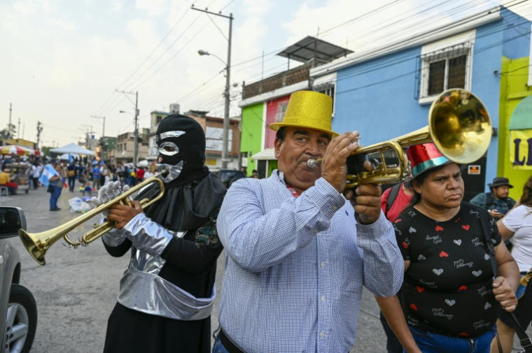 Célébrations dans la ville de Guatemala après le départ de la procureure générale Consuelo Porras, le 16 mai 2026 ( AFP / Johan ORDONEZ )