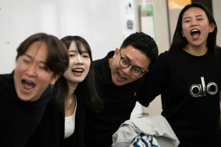 es employés scandent leurs objectifs de travail lors d'une réunion quotidienne pour stimuler la productivité dans les bureaux de Global Partners à Tokyo, le 1er juin 2026 au Japon ( AFP / Andrew CABALLERO-REYNOLDS )