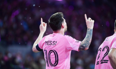 Lionel Messi marque devant sa tribune