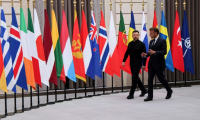 Le président français Emmanuel Macron (D) et le président ukrainien Volodymyr Zelensky arrivent pour présider le sommet de la Coalition des volontaires à l'Élysée, le 4 septembre 2025 à Paris ( POOL / Ludovic MARIN )