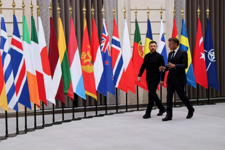 Le président français Emmanuel Macron (D) et le président ukrainien Volodymyr Zelensky arrivent pour présider le sommet de la Coalition des volontaires à l'Élysée, le 4 septembre 2025 à Paris ( POOL / Ludovic MARIN )