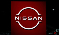 Un logo Nissan est vu lors du Salon international de l'automobile de New York
