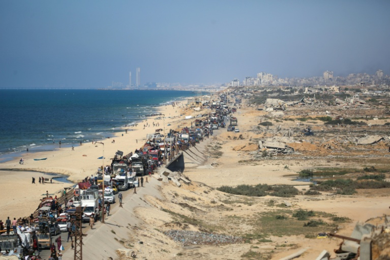 Des déplacés palestiniens se dirigent vers le sud après un ordre d'évacuation israélien, à Nousseirat, dans le centre de la bande de Gaza le 14 septembre 2025 ( AFP / Eyad BABA )