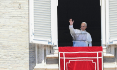 Le pape Léon XIV salue les fidèles réunis sur la place Saint Pierre pendant la traditionnelle prière dominicale, le "Regina Caeli" au Vatican, le 26 avril 2026 ( AFP / Andreas SOLARO )