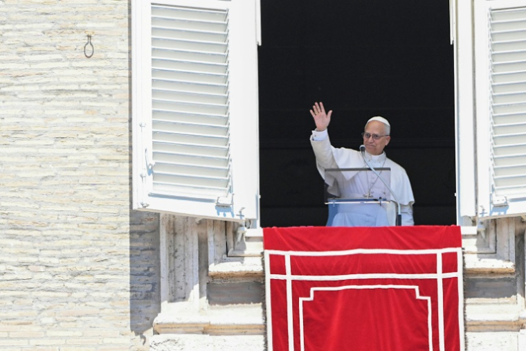 Le pape Léon XIV salue les fidèles réunis sur la place Saint Pierre pendant la traditionnelle prière dominicale, le "Regina Caeli" au Vatican, le 26 avril 2026 ( AFP / Andreas SOLARO )