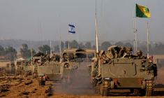 Un convoi israélien de chars et de véhicules blindés de transport de troupes passe la frontière israélienne