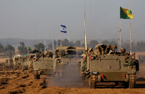Un convoi israélien de chars et de véhicules blindés de transport de troupes passe la frontière israélienne
