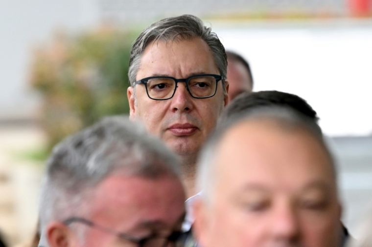 L'ancien président serbe Aleksandar Vucic patiente à l'entrée d'un bureau de vote à Belgrade le 25 octobre 2026 pour voter aux législatives. ( AFP / Marko Ljutica )