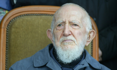 L'abbé Pierre le 1er février 2004 à Paris ( AFP / JEAN-PIERRE MULLER )