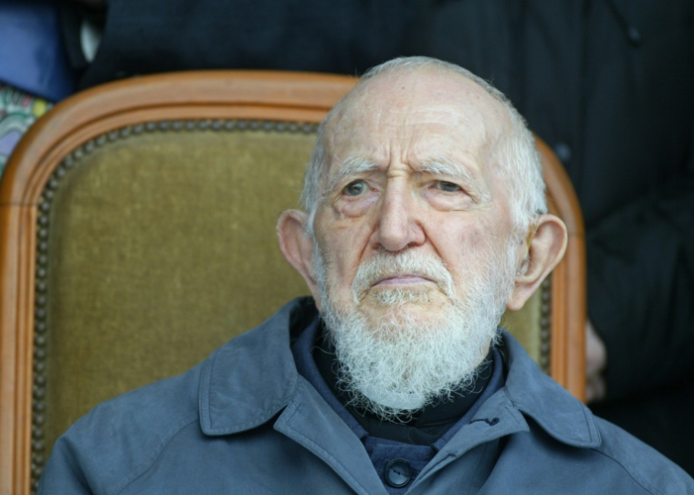 L'abbé Pierre le 1er février 2004 à Paris ( AFP / JEAN-PIERRE MULLER )