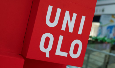 Le logo d'Uniqlo à l'extérieur de son magasin de Bengaluru