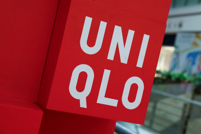 Le logo d'Uniqlo à l'extérieur de son magasin de Bengaluru