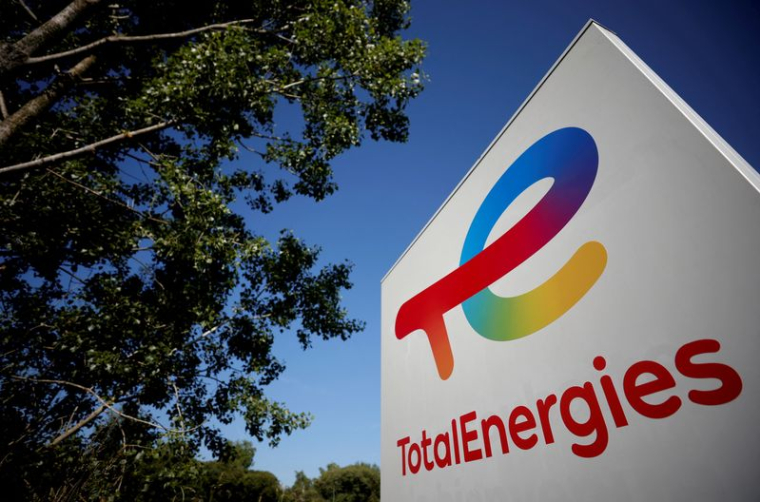 Le logo de TotalEnergies est photographié dans une station-service à Treillières