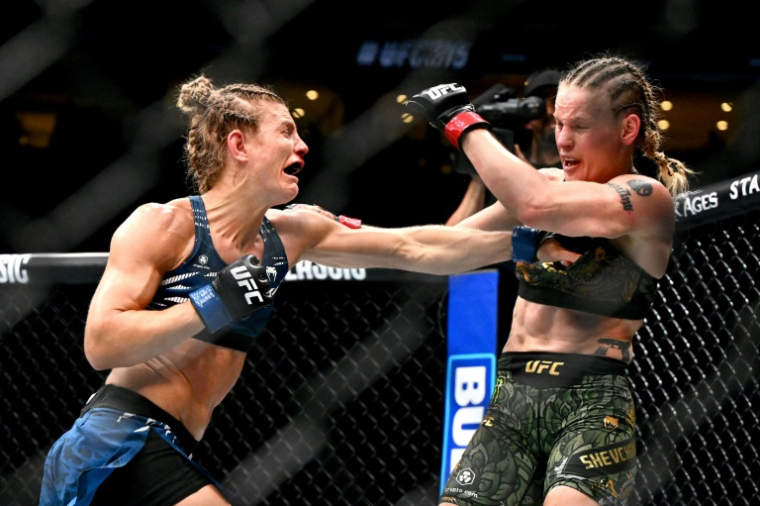 Manon Fiorot (g.) lors de son combat contre Valentina Shevchenko pour le titre féminin des poids mouches de l'UFC, à Montréal, le 10 mai 2025 ( GETTY IMAGES NORTH AMERICA / Minas Panagiotakis )