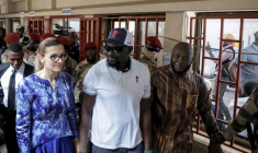 Le chef de la junte guinéenne Mamadi Doumbouya (2e droite) et sa femme Lauriane Doumbouya (gauche), quittent un bureau de vote à Conakry le 21 septembre 2025 après avoir voté au référendum sur la nouvelle constitution ( AFP / Patrick MEINHARDT )