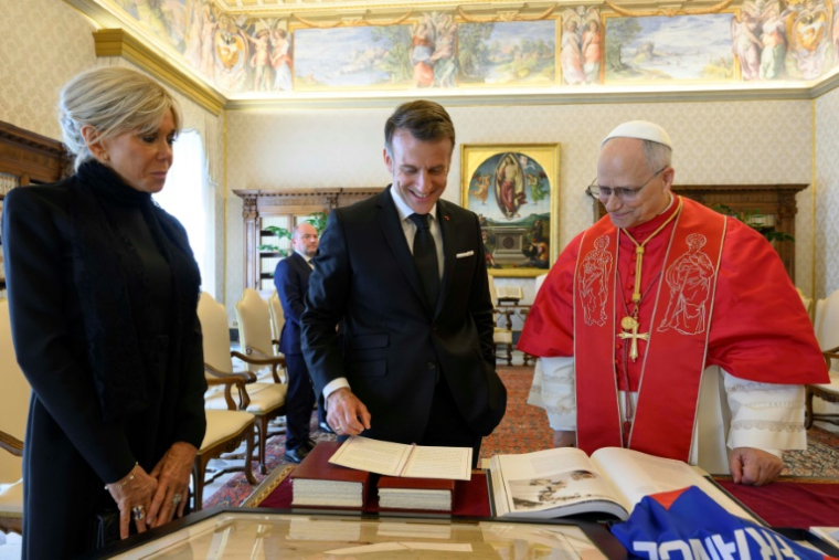 Echange de cadeaux entre Brigitte et Emmanuel Macron et le pape Léon XIV au Vatican, le 10 avril 2026. Photo transmise par le Vatican ( VATICAN MEDIA / Simone Risoluti )