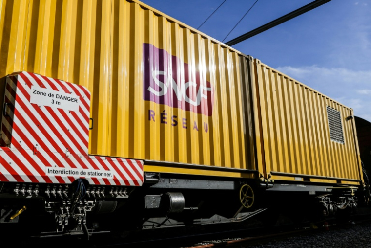 Wagon à désherber les voies, de SNCF réseau, à Bordeaux (Gironde) le 24 octobre 2022. ( AFP / Thibaud MORITZ )
