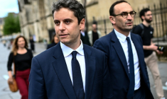 Le secrétaire général de Renaissance, Gabriel Attal (g) et le maire de Bordeaux, Thomas Cazenave (d), le 5 mai 2026 à Bordeaux, en Gironde ( AFP / Christophe ARCHAMBAULT )
