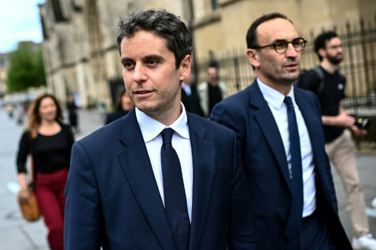 Le secrétaire général de Renaissance, Gabriel Attal (g) et le maire de Bordeaux, Thomas Cazenave (d), le 5 mai 2026 à Bordeaux, en Gironde ( AFP / Christophe ARCHAMBAULT )