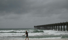 Une personne observe les vagues à l'approche de l'arrivée de l'ouragan Isaias à Pensacola Beach, en Floride aux Etats-Unis, le 9 octobre 2026 ( AFP / RONALDO SCHEMIDT )