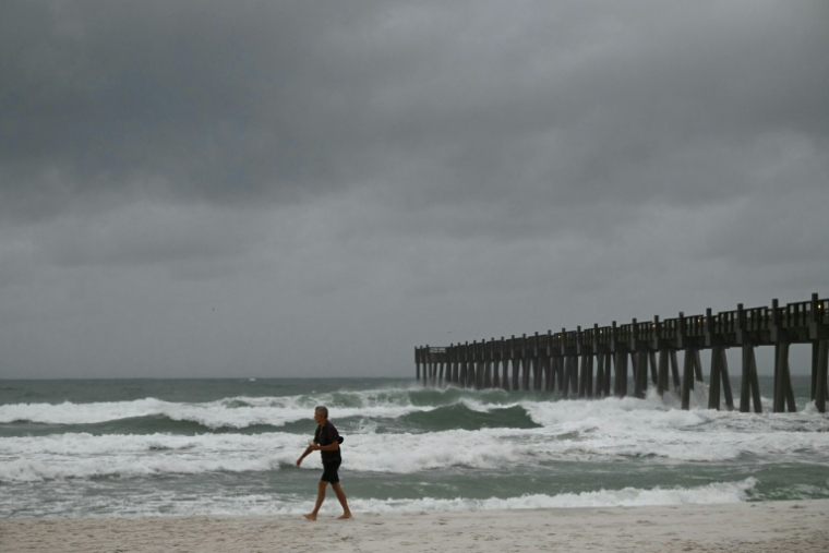 Une personne observe les vagues à l'approche de l'arrivée de l'ouragan Isaias à Pensacola Beach, en Floride aux Etats-Unis, le 9 octobre 2026 ( AFP / RONALDO SCHEMIDT )