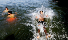 Des jeunes se rafraichissent dans le Nil, en Égypte