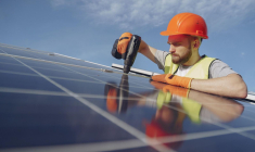 un homme installe un panneau solaire (Crédits: Pexels - Gustavo Fring)