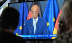Le chancelier allemand Friedrich Merz sur un écran de télévision avant un débat à Schwerin, le 20 septembre 2026, après les résultats des élections régionales dans le Land de Mecklembourg-Poméranie-Occidentale, dans le nord-est de l'Allemagne ( POOL / Marcus Brandt )