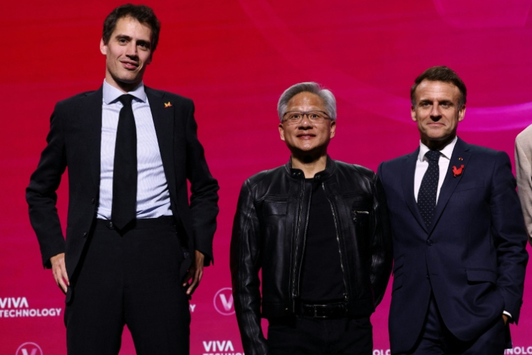 Le fondateur et PDG de Mistral Arthur Mensch (g), le patron de Nvidia Jensen Huang (d) et le président français Emmanuel Macron au salon VivaTech à Paris, le 11 juin 2025 ( POOL / Sarah Meyssonnier )