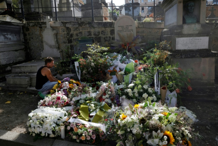 Une personne en deuil près de la tombe de Catherine Ringer, à côté de celle de son défunt compagnon Fred Chichin, à l'issue de ses obsèques au cimetière de Montmartre, à Paris, le 19 septembre 2026 ( AFP / GEOFFROY VAN DER HASSELT )
