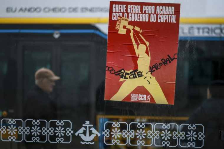 Une affiche appelant à une grève générale à Lisbonne le 11 décembre 2025   ( AFP / PATRICIA DE MELO MOREIRA )
