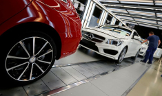 Des ouvriers inspectent des voitures sur la chaîne de montage de l'usine Mercedes de Daimler à Kecskemet, en Hongrie
