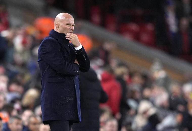 Arne Slot s’interroge sur l’effectif de Liverpool