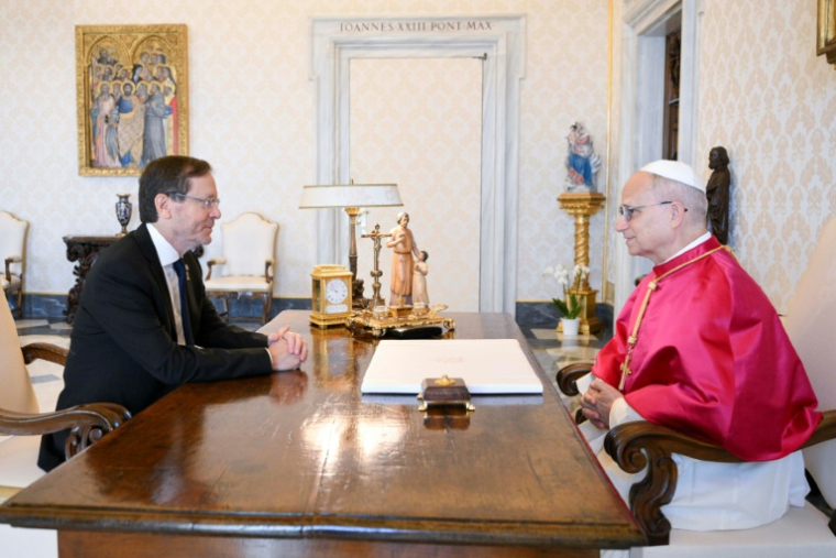 Cette photo fournie par le Vatican montre le pape Léon XIV lors d'une audience privée avec le président israélien Isaac Herzog au Vatican le 4 septembre 2025 ( VATICAN MEDIA / Handout )
