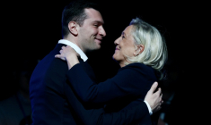 Jordan Bardella, président du Rassemblement national (RN), et Marine Le Pen, présidente du groupe parlementaire du RN, se donnent une  accolade après les résultats du 1er tour des élections municipales, le 18 mars 2026 à Châlons-en-Champagne, dans la Marne ( AFP / Sameer AL-DOUMY )