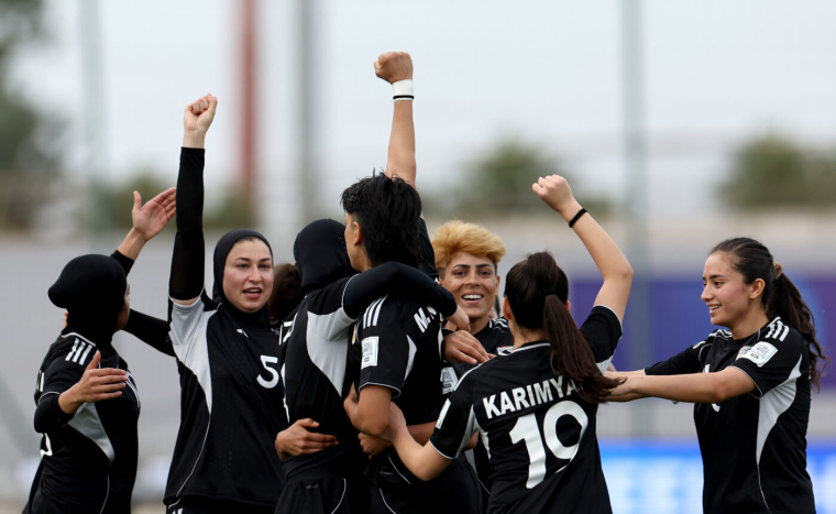 Trois ans après l’interdiction du sport féminin par les Talibans, l’équipe féminine afghane de football rejoue un match officiel