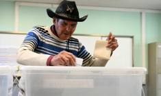 Un homme vote lors des élections générales chiliennes, à Paine, au sud de Santiago, le 16 novembre 2025 ( AFP / MARVIN RECINOS )