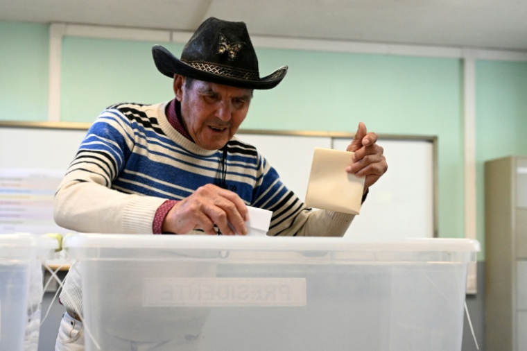 Un homme vote lors des élections générales chiliennes, à Paine, au sud de Santiago, le 16 novembre 2025 ( AFP / MARVIN RECINOS )