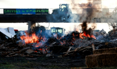 L'A63 à Cestas, au sud de Bordeaux, bloquée par des agriculteurs, le 22 décembre 2025 ( AFP / ROMAIN PERROCHEAU )