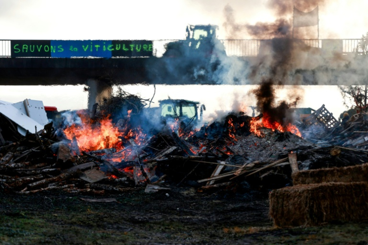 L'A63 à Cestas, au sud de Bordeaux, bloquée par des agriculteurs, le 22 décembre 2025 ( AFP / ROMAIN PERROCHEAU )